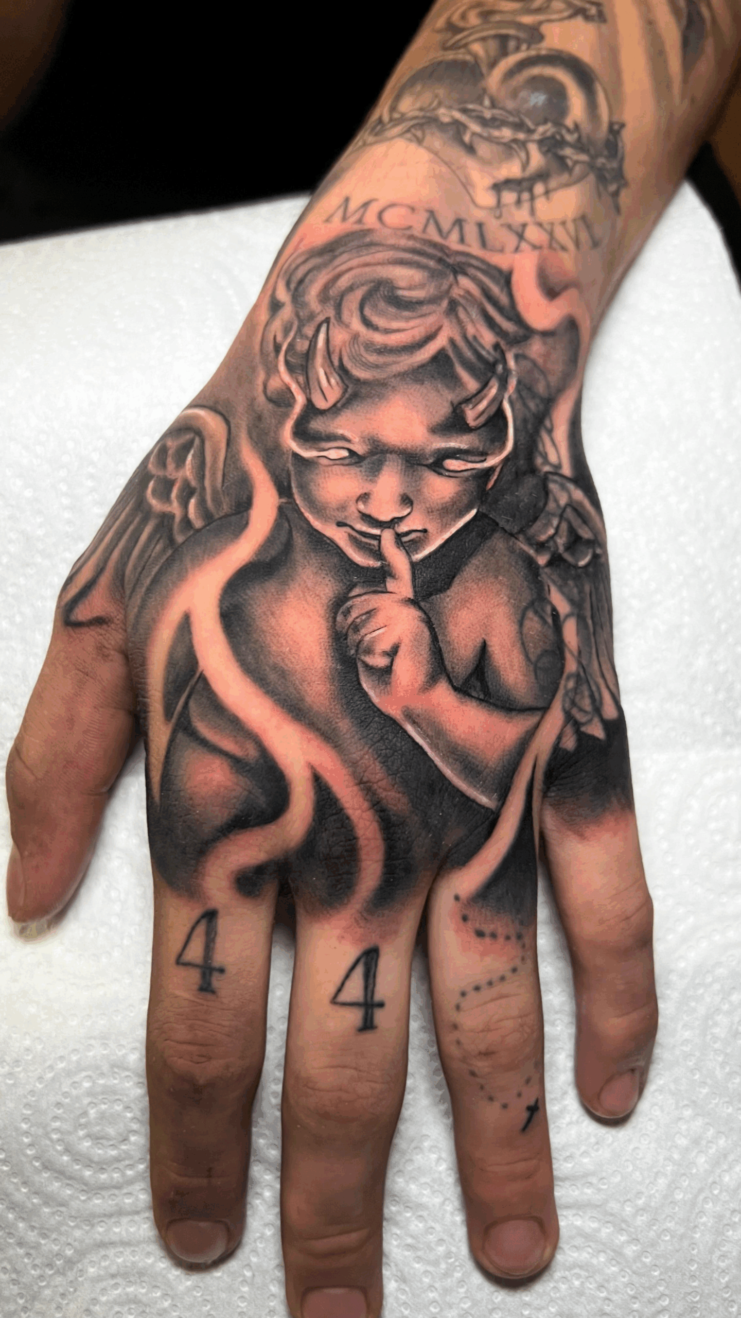 Tatuaje en mano con diseño artístico realizado en López Tattoo Studio