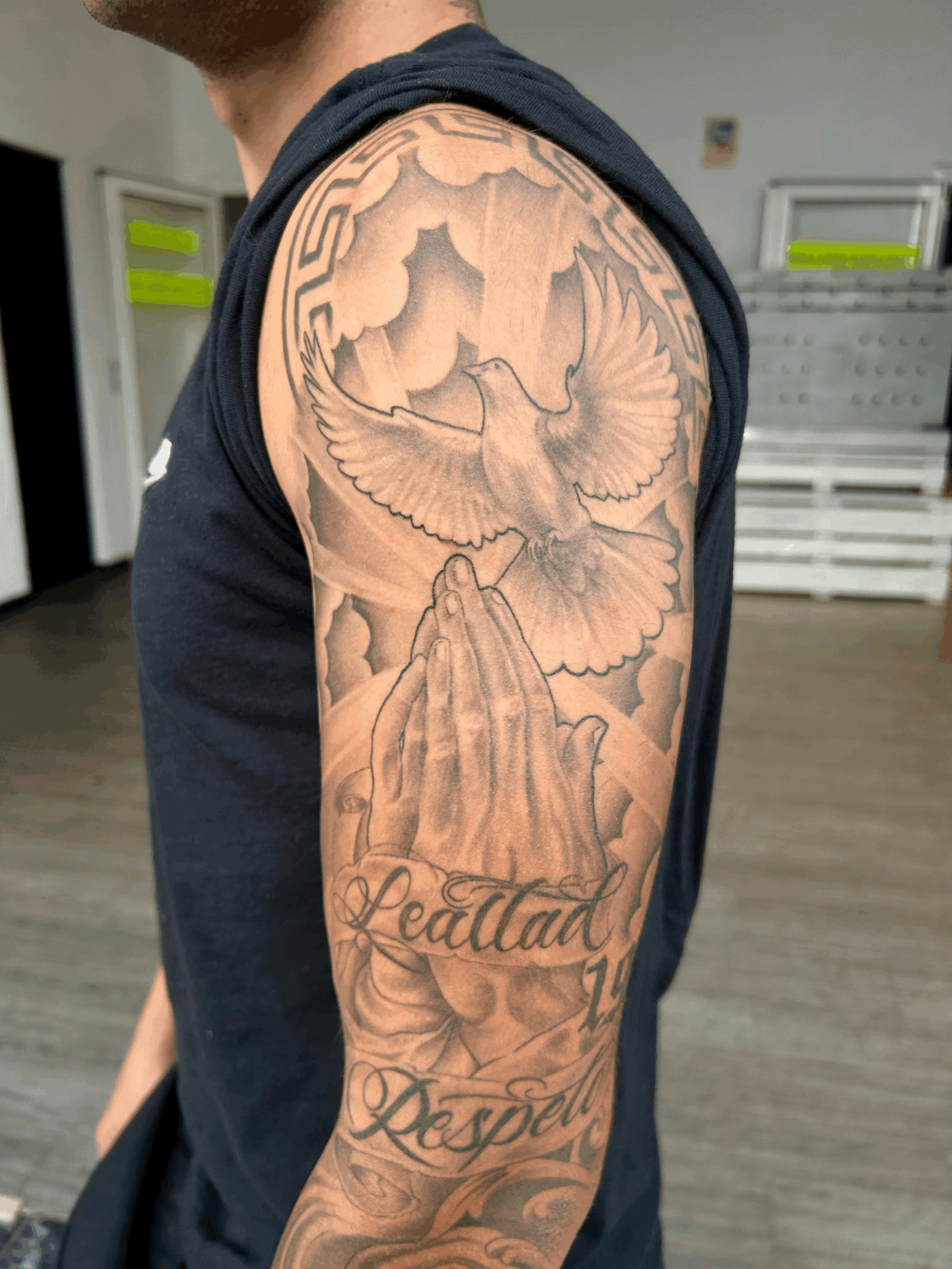 Tatuaje artístico en brazo con diseño personalizado realizado en López Tattoo Studio