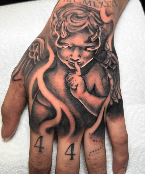 Tatuaje en mano con diseño artístico realizado en López Tattoo Studio