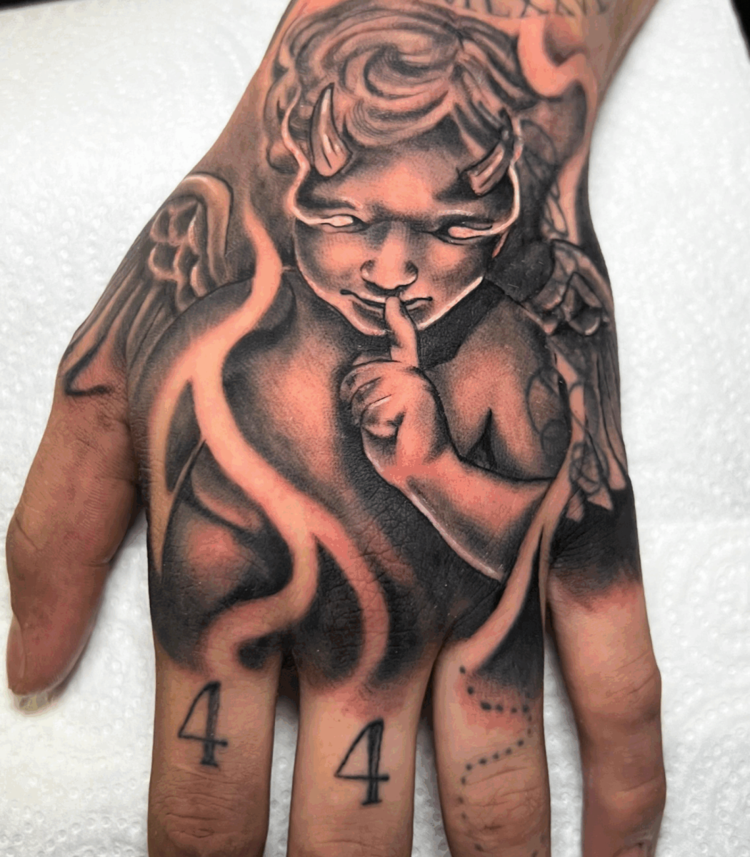 Tatuaje en mano con diseño artístico realizado en López Tattoo Studio