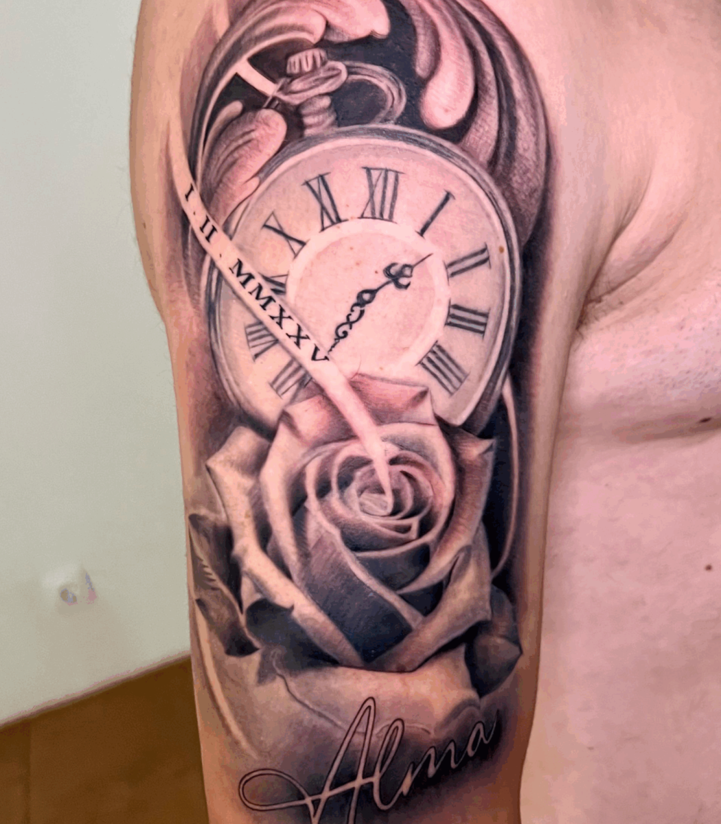 Tatuaje en brazo de reloj antiguo con rosa y nombre personalizado en estilo realista