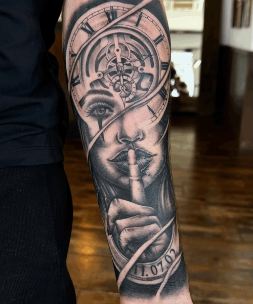 Tatuaje en antebrazo de rostro de mujer con reloj, gesto de silencio y texto en estilo realista