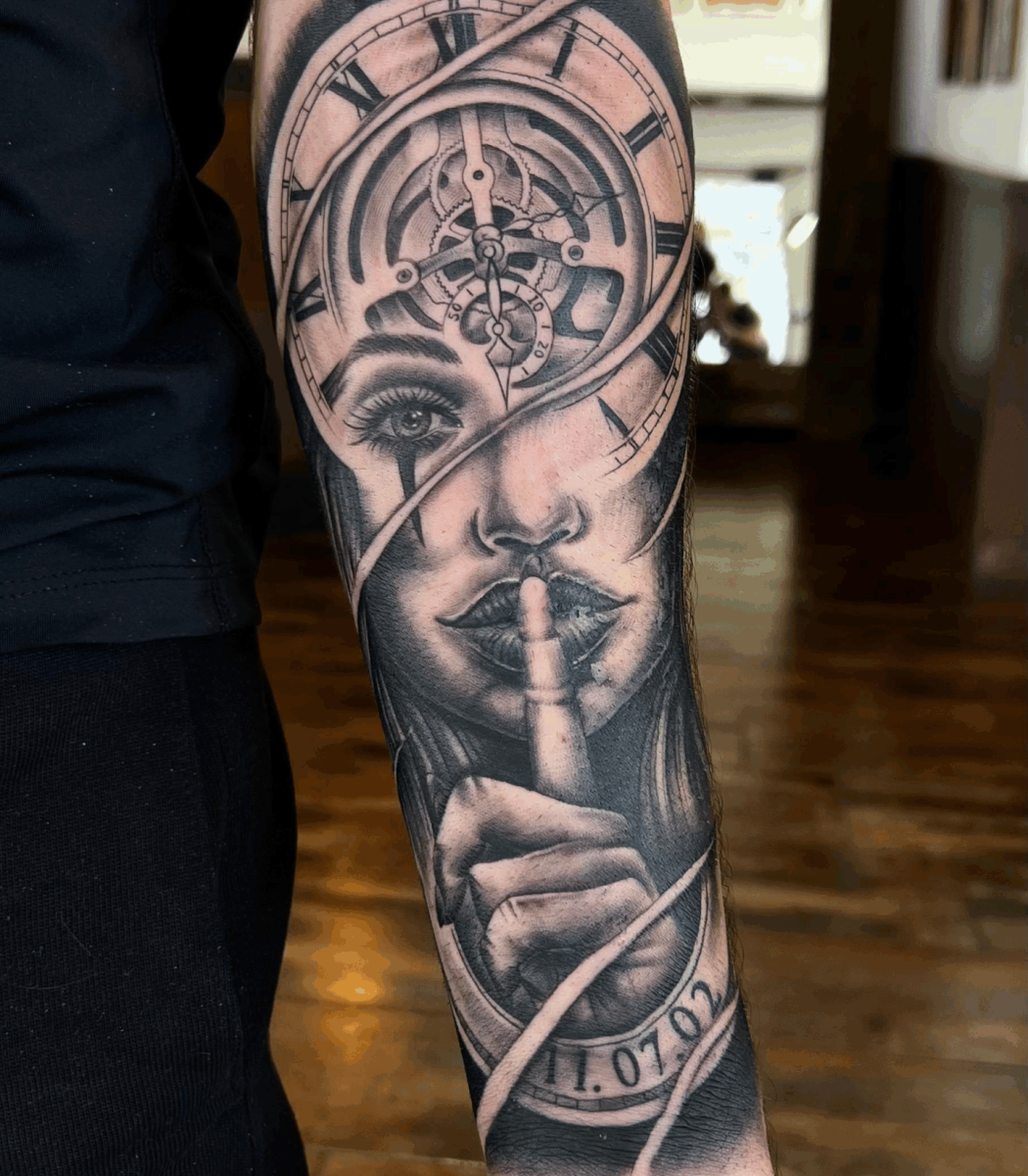 Tatuaje en antebrazo de rostro de mujer con reloj, gesto de silencio y texto en estilo realista