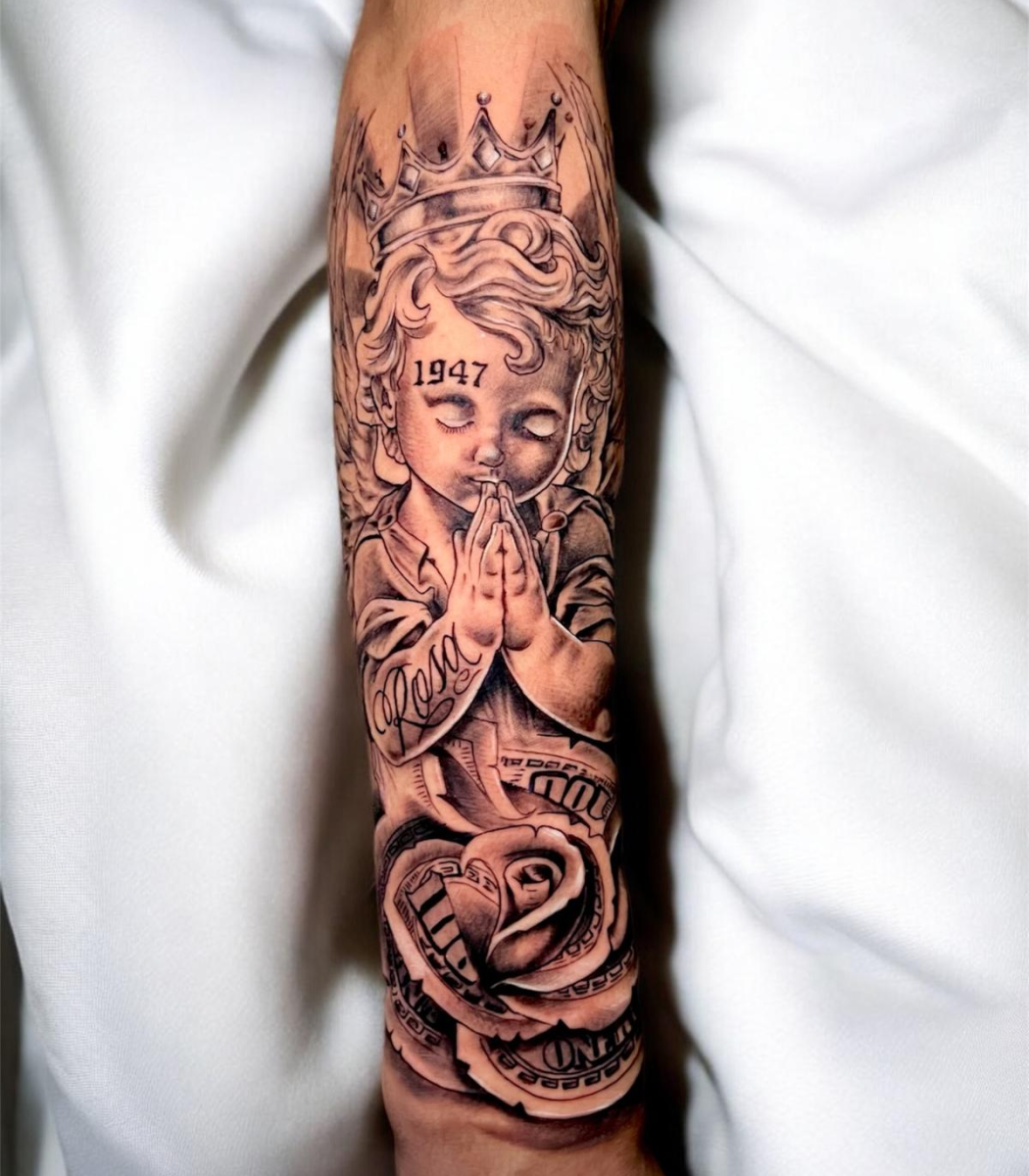 Tatuaje realista en brazo de niña rezando con corona, fecha 1947, rosa y corazón