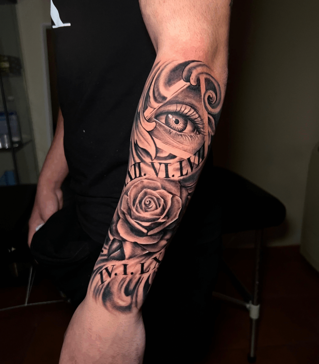 Tatuaje en antebrazo de ojo con números romanos VI-LEN y rosa estilo realista